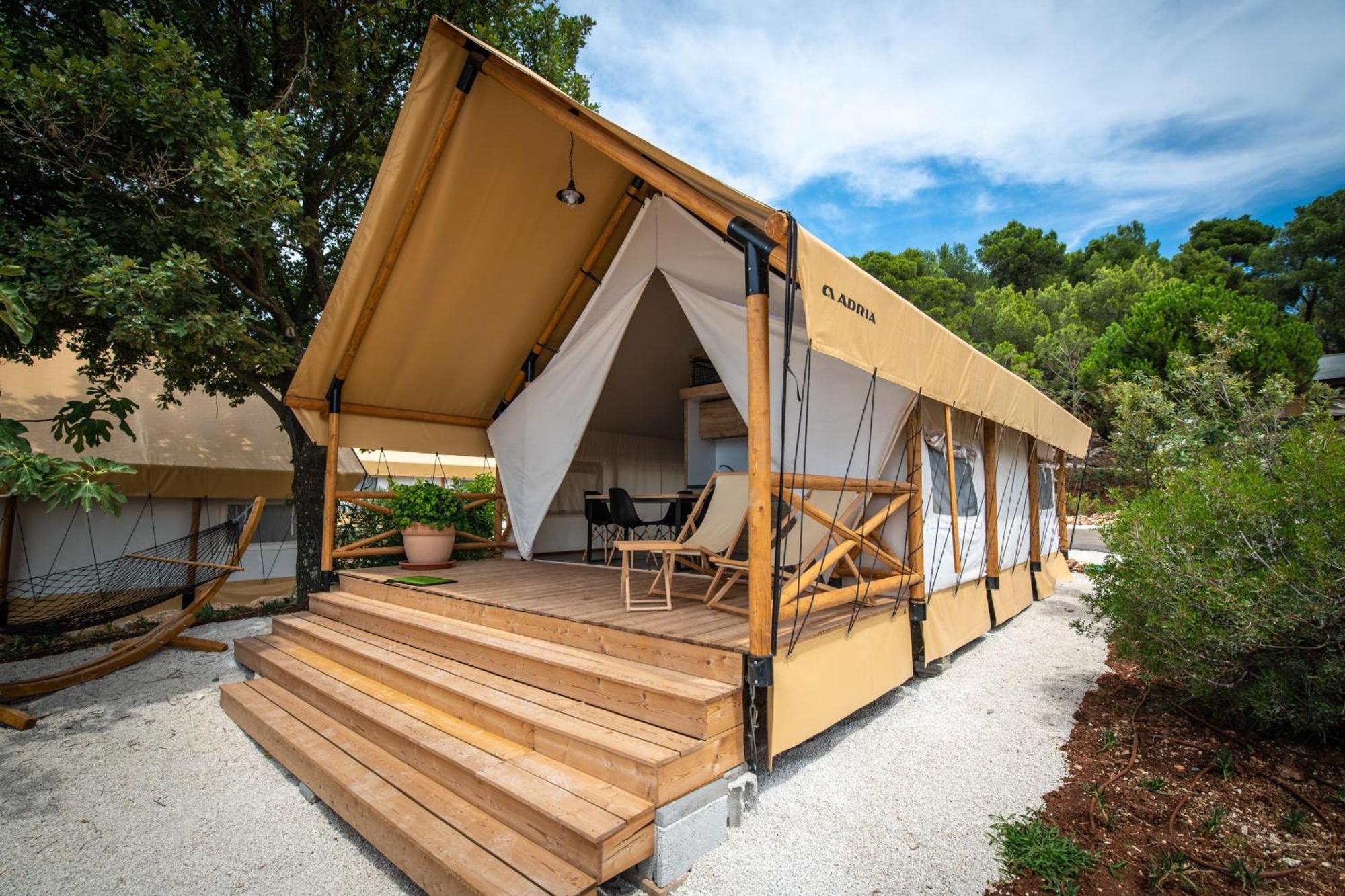 Arena One 99 Glamping Hotel Pomer Bagian luar foto