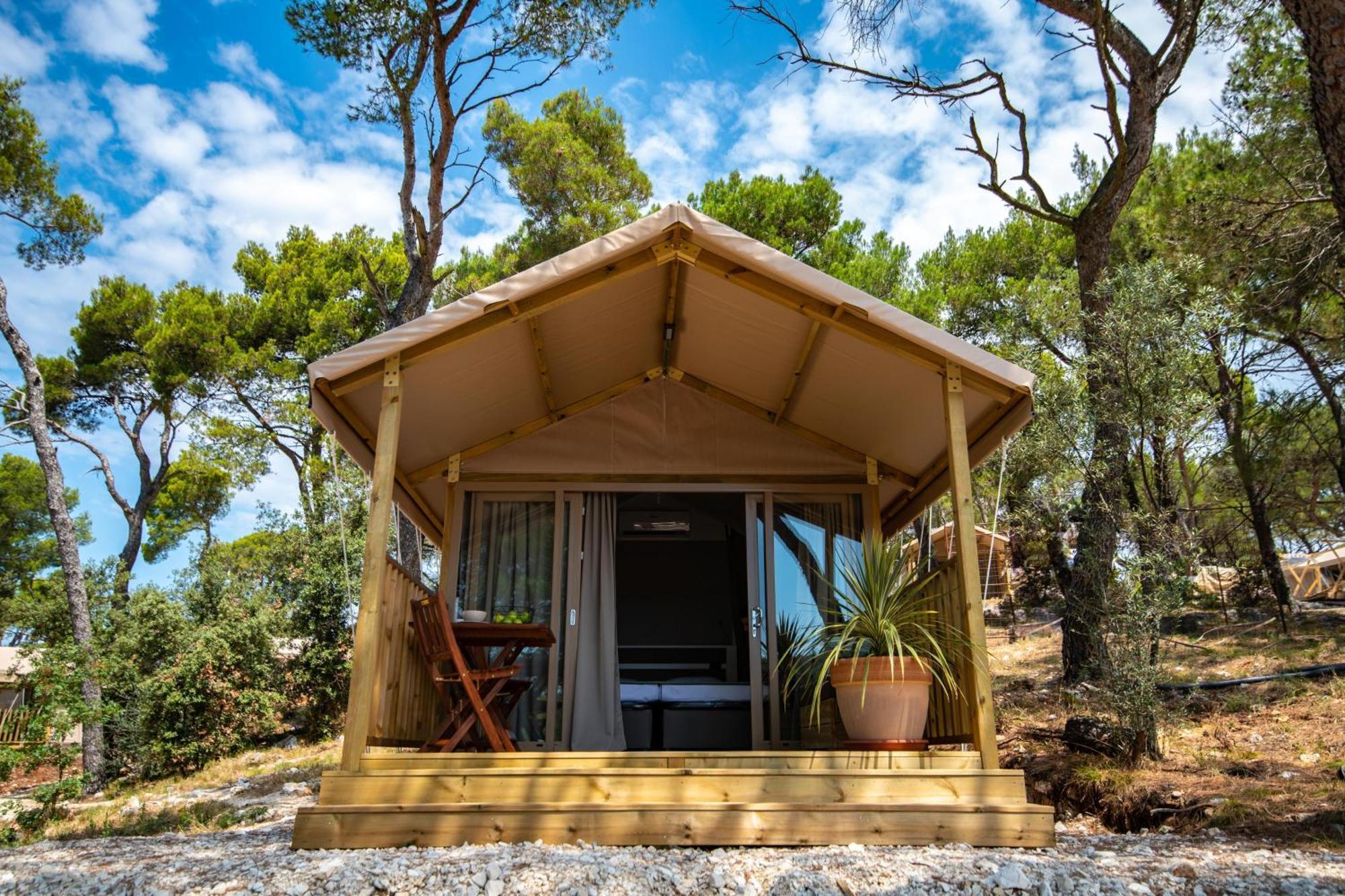 Arena One 99 Glamping Hotel Pomer Bagian luar foto