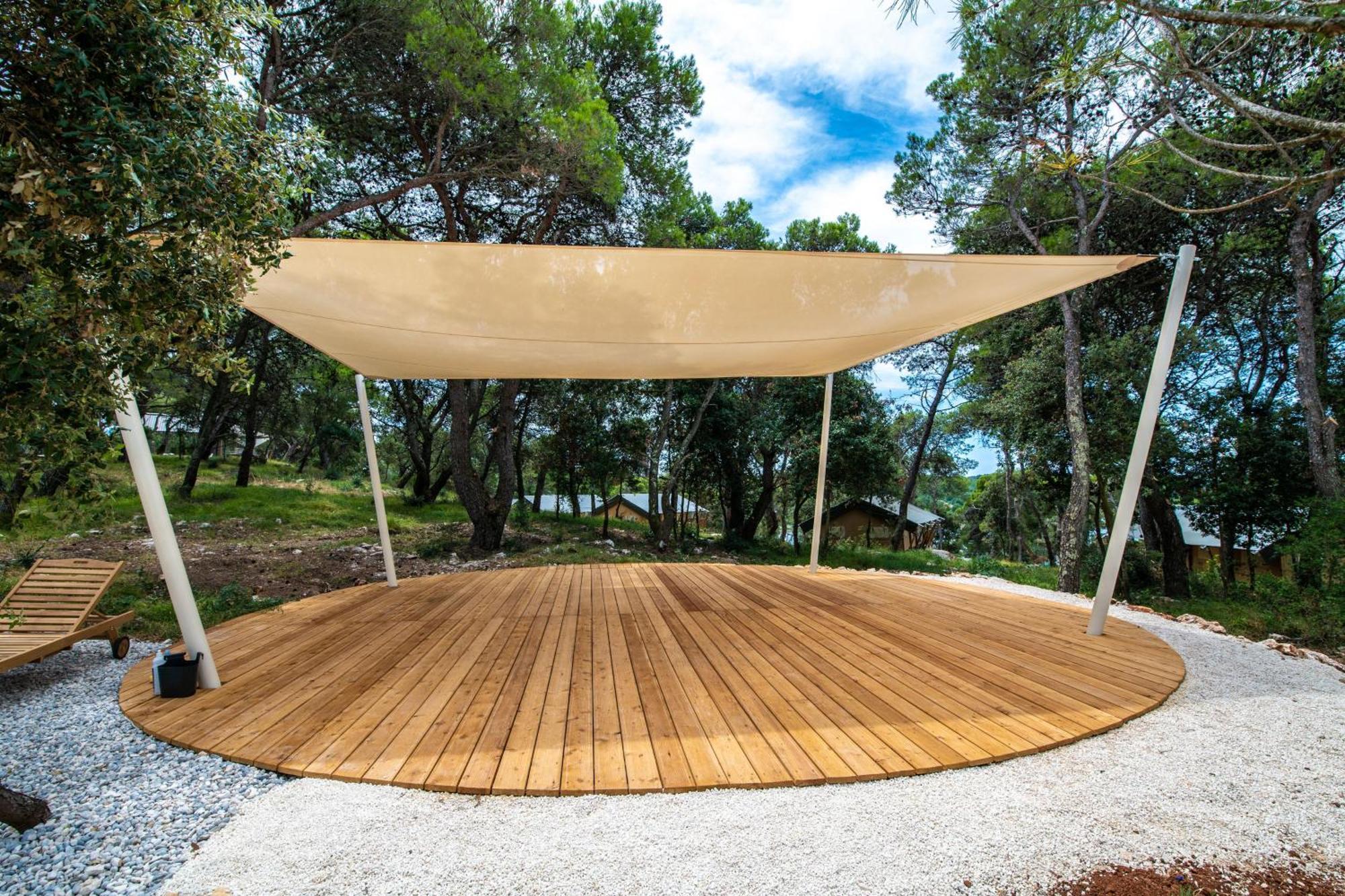 Arena One 99 Glamping Hotel Pomer Bagian luar foto