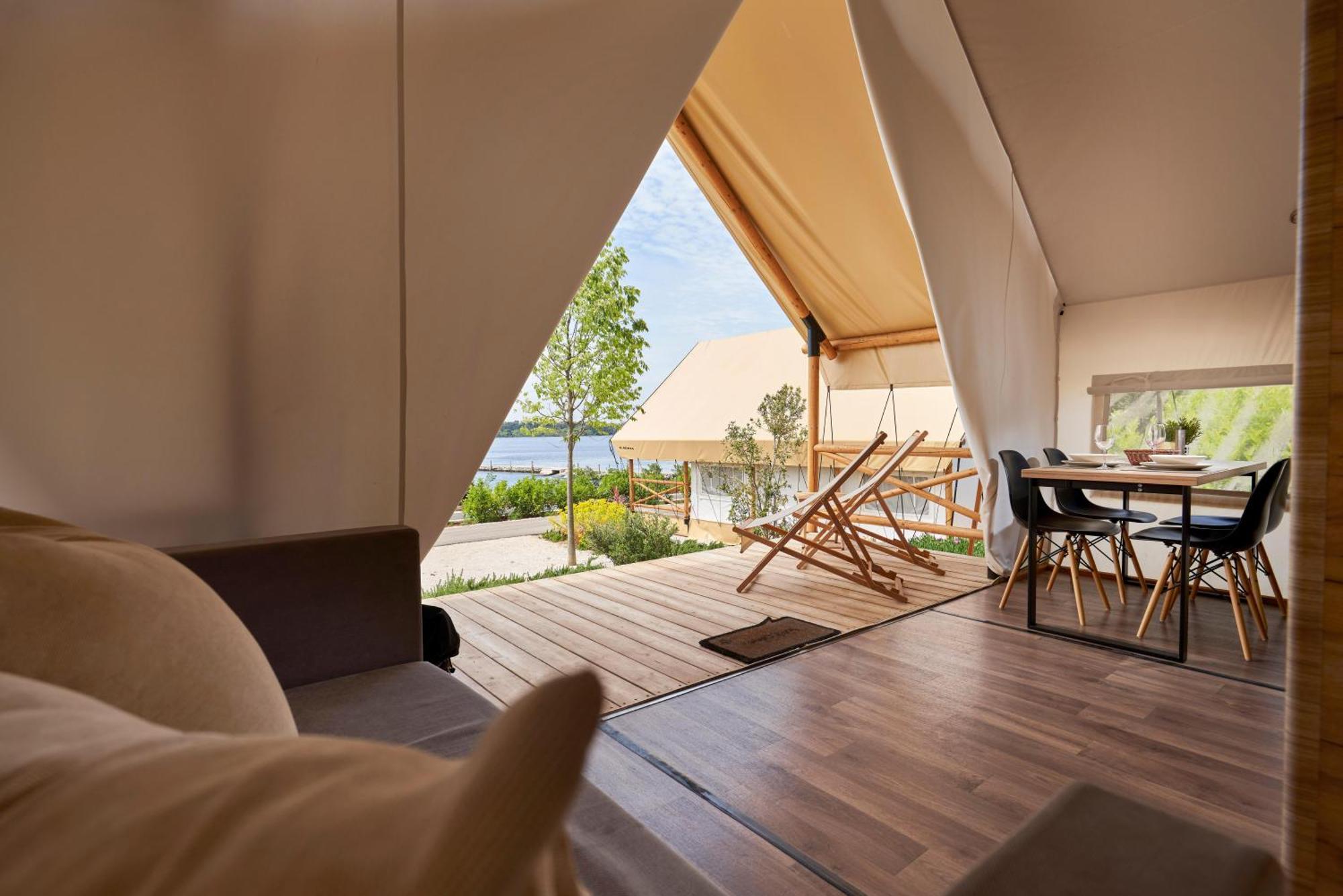 Arena One 99 Glamping Hotel Pomer Bagian luar foto