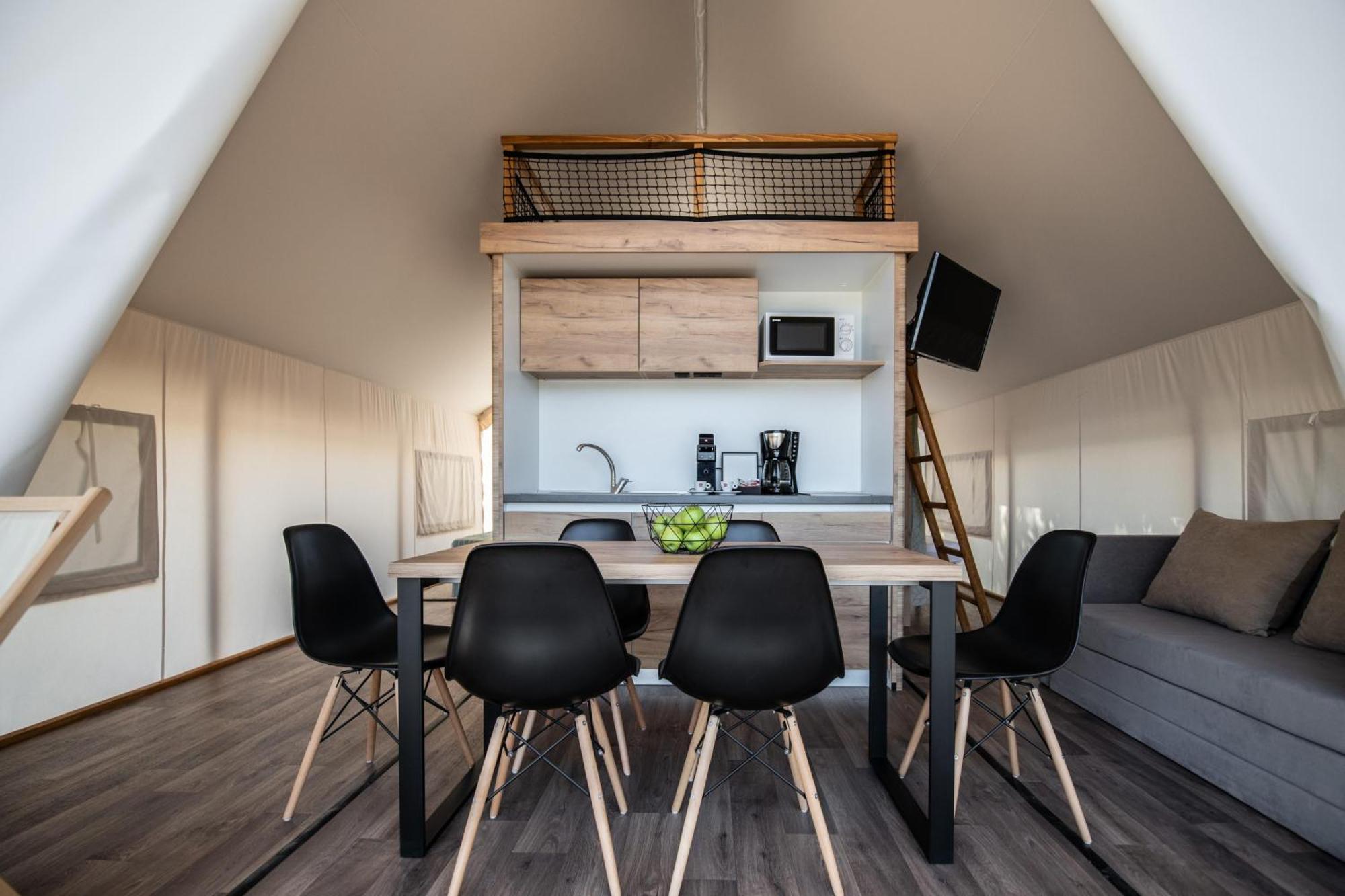 Arena One 99 Glamping Hotel Pomer Bagian luar foto