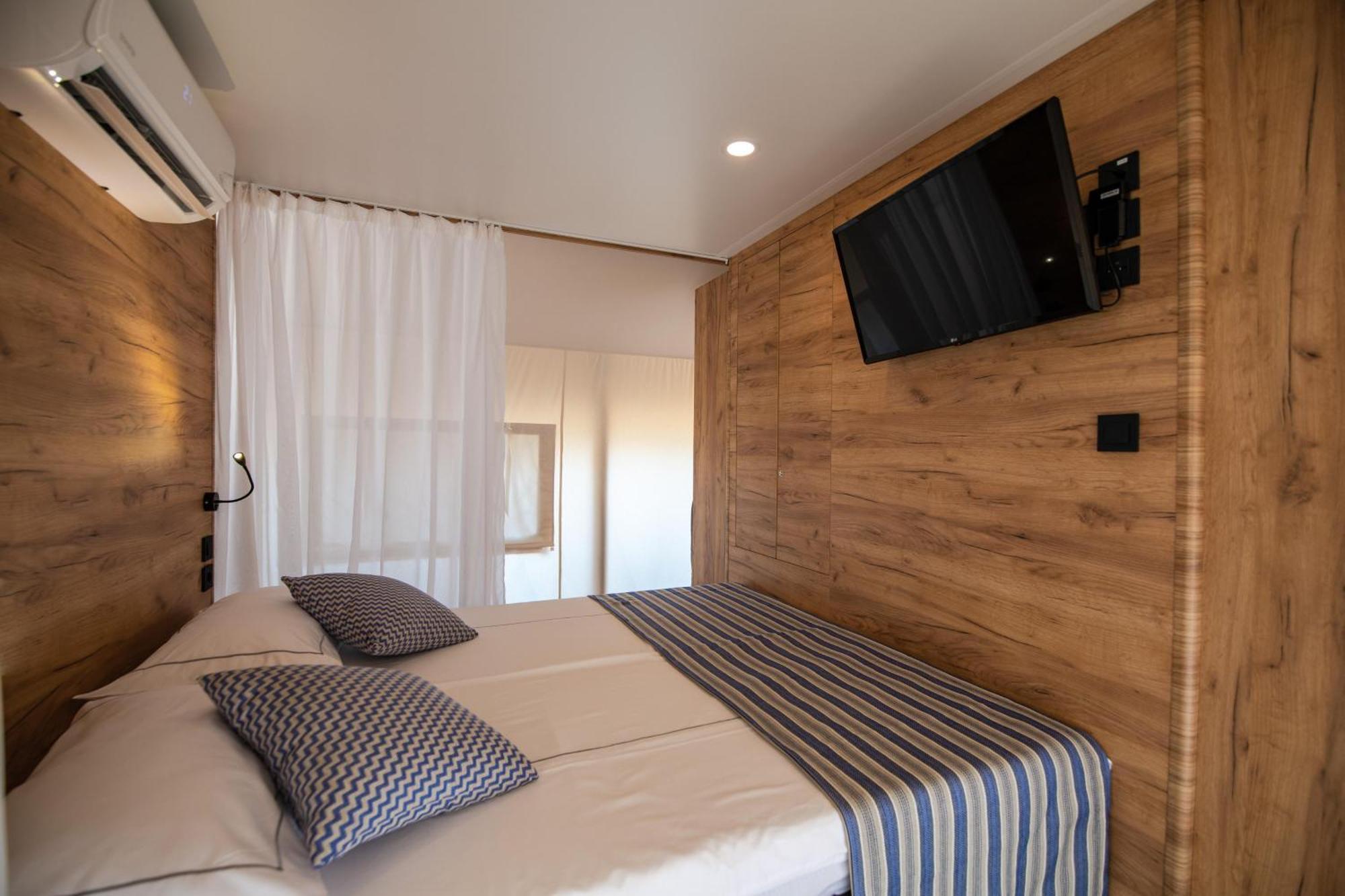 Arena One 99 Glamping Hotel Pomer Bagian luar foto