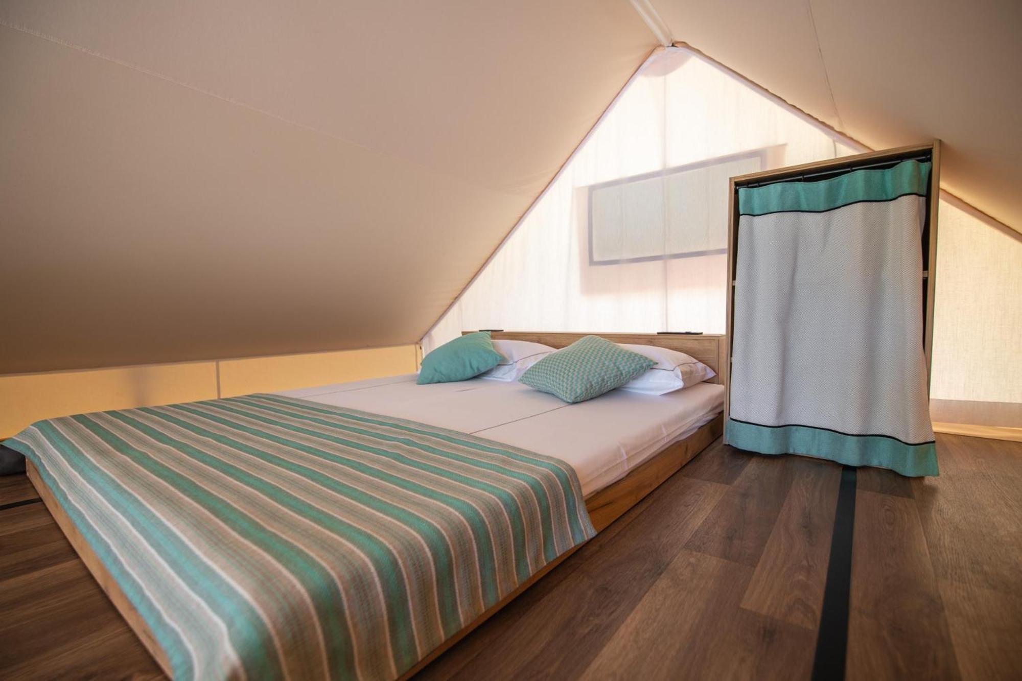 Arena One 99 Glamping Hotel Pomer Bagian luar foto