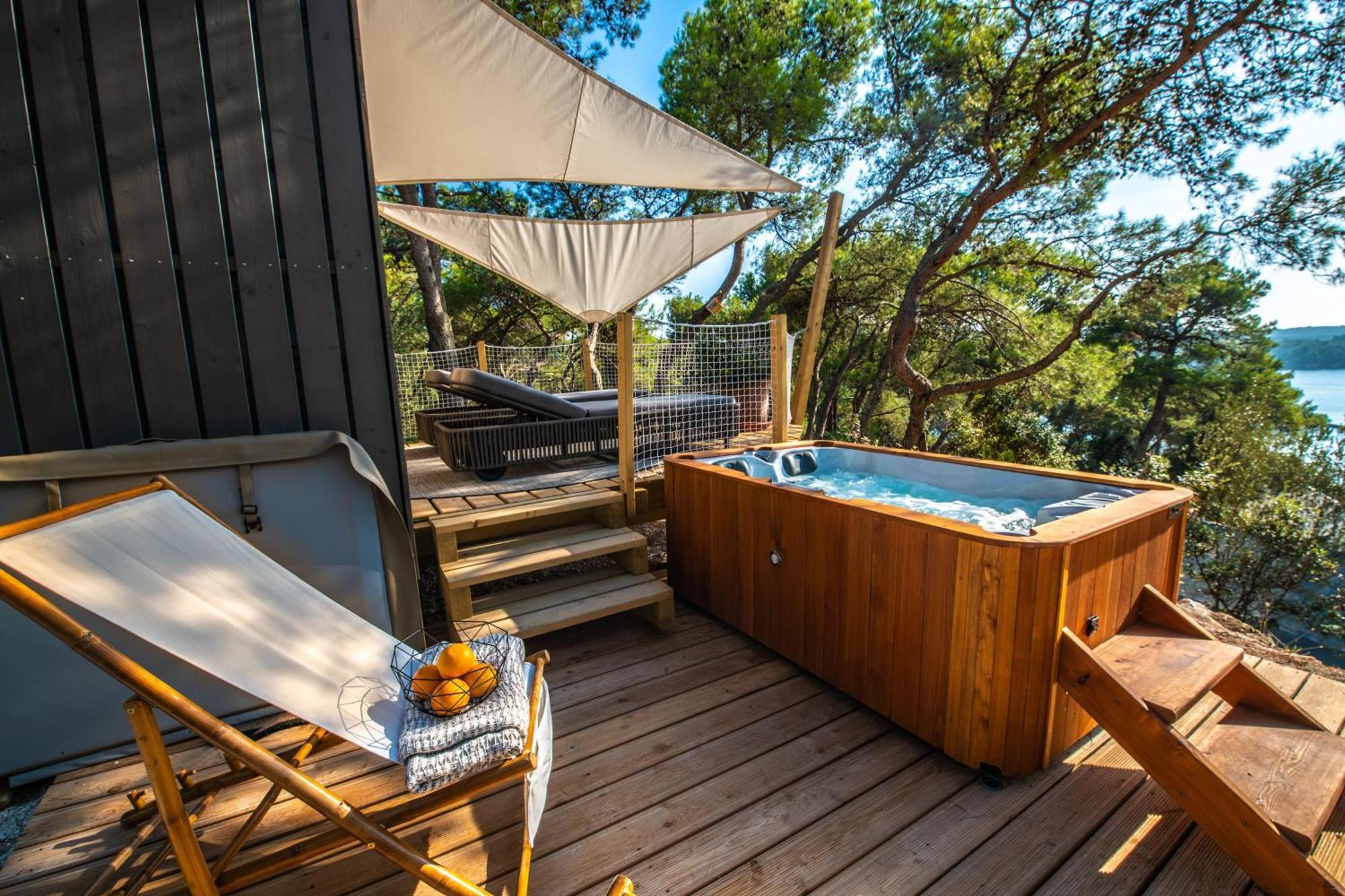 Arena One 99 Glamping Hotel Pomer Bagian luar foto