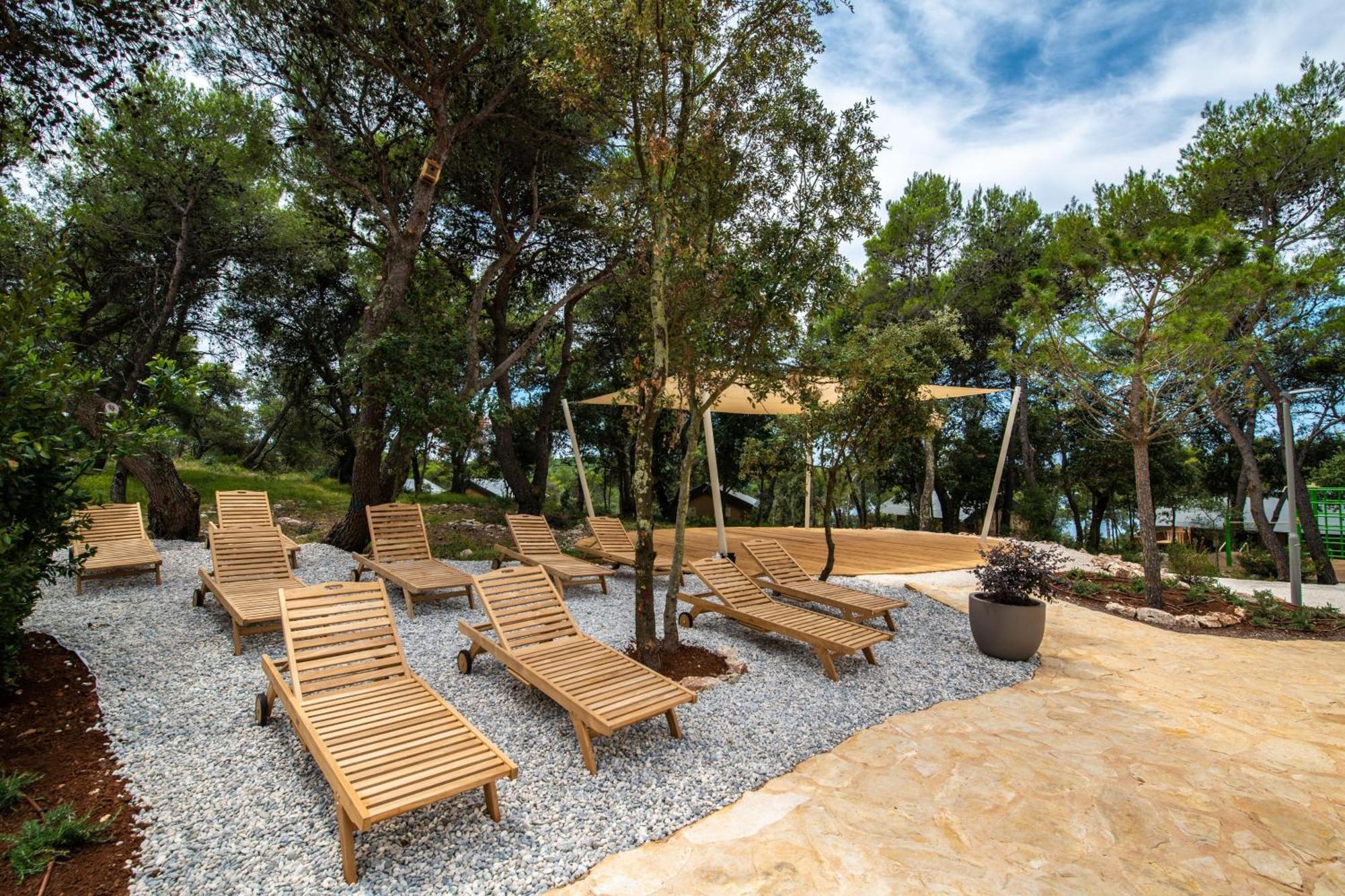 Arena One 99 Glamping Hotel Pomer Bagian luar foto