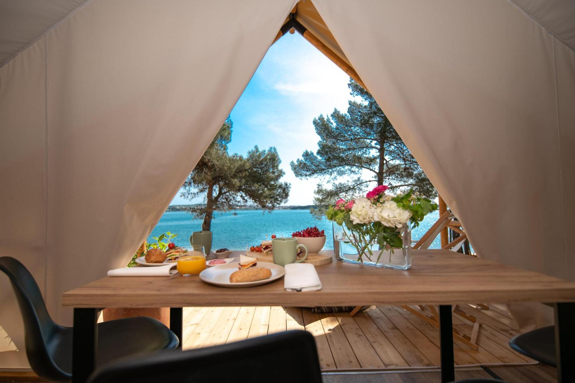 Arena One 99 Glamping Hotel Pomer Bagian luar foto