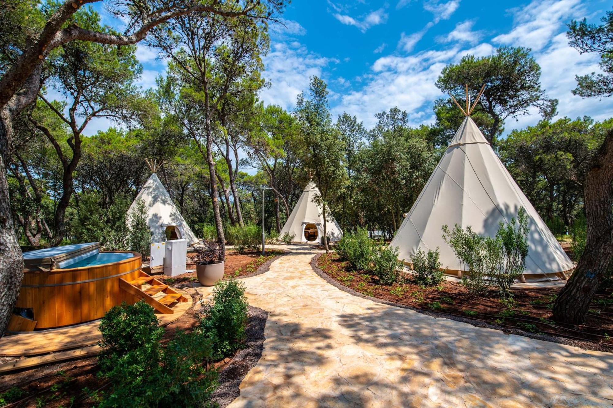 Arena One 99 Glamping Hotel Pomer Bagian luar foto